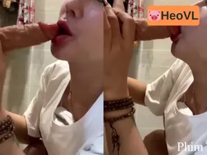 Vào nhà tắm thủ dâm bú của quý giả