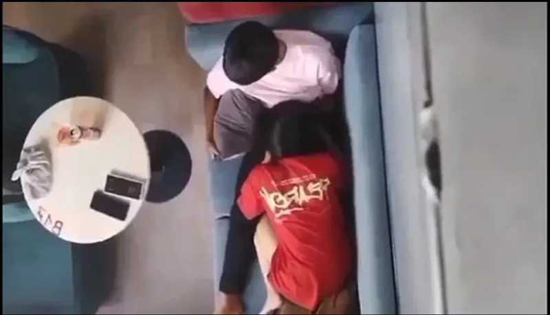Quay lén nhân tình liếm mút cho cô bạn gái nơi công cộng