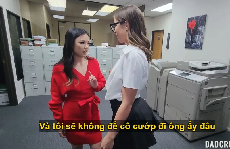 Bố dượng may mắn chịch cùng lúc con yêu và em trợ lý riêng